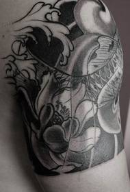 Crno-bijela tetovaža lignje velikih ruka slika posebna