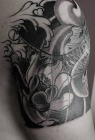 Nnukwu ogwe aka ojii na oji sịnịma tattoo sigin pụrụ iche