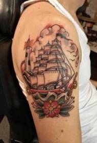 Tatuering segling båt pojkens stora arm på färgad segling tatuering bild