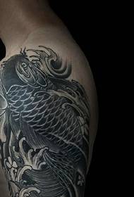 Žiarivé tetovanie čiernej a bielej chobotnice s veľkými ramenami