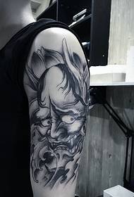 Свирепый черно-белый рисунок татуировки