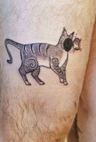 ბარძაყის ტატუირება მამრობითი ბიჭი ბარძაყზე ჯადოსნური კატის tattoo სურათზე