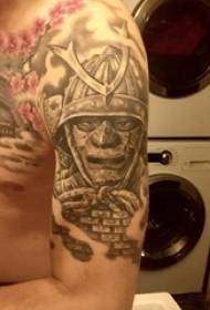 大臂紋身圖男孩的大臂上黑灰色戰士紋身圖片