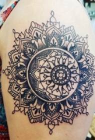 Nagy kar tetoválás illusztráció lány nagy kar fekete mandala tetoválás kép