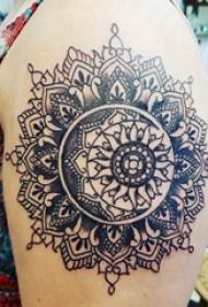 Babban suturar tattoo yarinya yarinya babban hannun baki mandala tattoo hoto