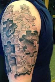 Europske i američke puzzle tetovaže muške velike ruke na crnoj slici slagalice