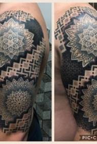 Dvojité tetovanie veľkých ramien mužských rúk na čiernych obrázkoch mandaly tetovania