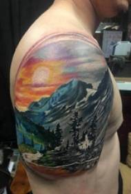 Moška velika tatoo ilustracija moška velika roka na barvni sliki pokrajine tatoo