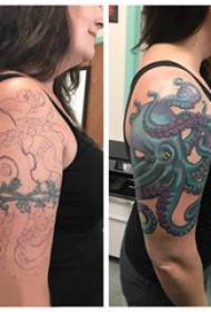 Покривање на тетоважи со обоени слики за тетоважи со октопод на рацете на девојчињата