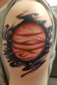 Tatuatge planeta tiet amb un braç gran a la imatge de color del planeta tatuatge
