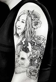 Портрет велике руке лепе жене са тетоважом мачића
