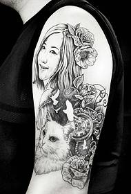 Ritratto del grande braccio di bella donna con un tatuaggio di un gattino