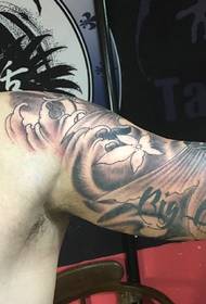 Gambar tato cumi-cumi lengan besar hitam dan putih