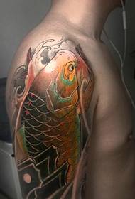 Živahna tetovaža z velikimi krapi