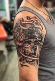 Lobanja in volk tatoo vzorec črno-siva luknja in volčja tetovaža slika na fantovi roki