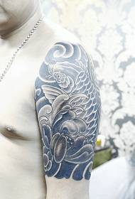 Черно-белая татуировка кальмара на руке слегка толстого мужчины