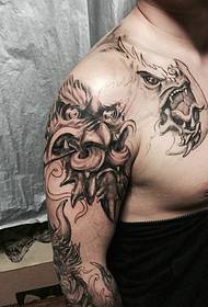 En del av den stora armen som en tatuerad tatuering