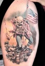 Ragazzo del tatuaggio del soldato americano con il grande braccio sull'immagine colorata sornione del tatuaggio del soldato americano