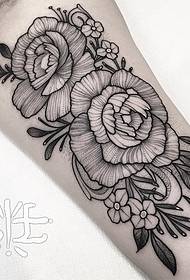 Big arm small fresh European and American flower line tattoo pattern