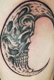 Coscia tradizionale tatuaggio ragazza coscia mascella superiore e foto tatuaggio luna