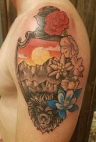 Grote arm tattoo illustratie mannelijke grote arm op bloem en landschap tattoo foto