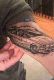 Auto tattoo jongen grote arm op zwarte auto tattoo foto