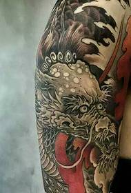 Liela rokas ērkšķu pūķa tetovējums, kas patīk vīriešiem