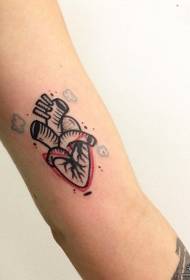 Modello tatuaggio piccolo braccio fresco colore cuore fresco