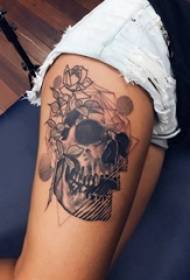 kranium tatovering pige lår kranium tatovering blomsterbillede