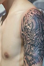 Tatuaje de unicornio guapo brazo grande