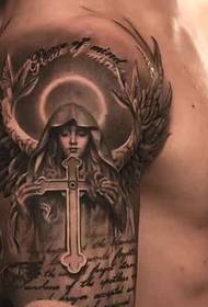 Tá pearsantacht mhór dubh agus liath ar phatrún tattoo totem an-uafásach