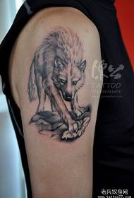 usa ka sumbanan nga tattoo sa lobo nga lobo