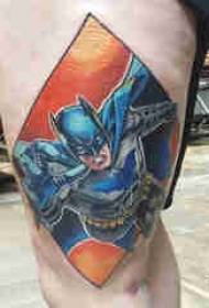 Coxa tatuada menino masculino na imagem de tatuagem de losango e batman