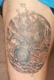 ბარძაყის ტატუირება მამრობითი ბიჭი ბარძაყის იატაკზე და Octopus tattoo სურათზე