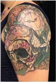 Moška ilustracija tatoo velike roke na sliki cvetja in tatoo