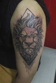 Dječaci velika ruka na slici crne tačke trn jednostavne apstraktne linije životinja tetovaža lava