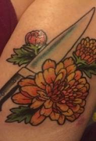 O brazo grande da rapaza pintado nun puñal de liña sinxela e unha tatuaxe de flores de planta