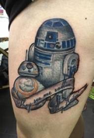Tetovirano bedro muškog dječaka na bedru na obojenoj slici tetovaže robota
