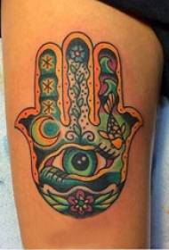 Maalattu tatuointityttö reiteen värillisellä fatima-käsin tatuoinnilla