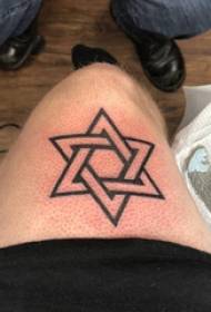 Ilustrácia tetovania so šiestimi špičkami hviezd Mužské tetovanie hviezdami so šiestimi hviezdičkami na stehne s čiernymi nohami