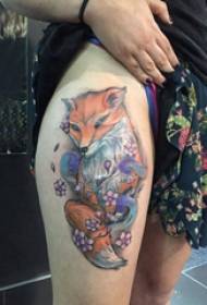 Foto di tatuaggi di fiori e volpe della coscia della piccola tatuetta animale