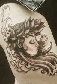 Udo tradycyjny tatuaż dziewczyny uda na czarnym obrazie tatuaż portret