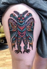 Šlaunų tatuiruotės tradicijos merginos šlaunys ant spalvoto monstro tatuiruotės paveikslo