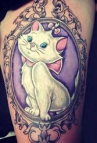 Малка животно татуировка момиче цветна котка татуировка картина на бедрото