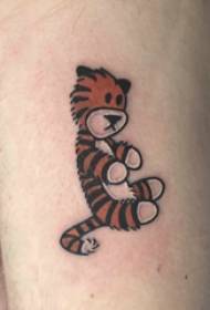 Μηρός μηρός του τατουάζ μηρός αγόρι πάνω σε έγχρωμη εικόνα τατουάζ καρτούν τίγρη