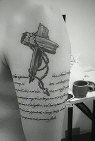 Tatuaggio tatuaggio braccio grande con croce e inglese