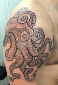 Илюстрация на голяма татуировка на рамото оживена картина на татуировка на октопод на момчето