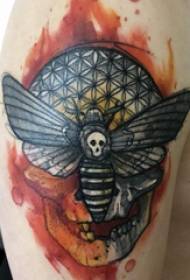 tatuaj craniu, bărbat, braț mare, molie și tatuaj scorpion