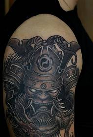 Photo de tatouage de guerrier japonais noir et blanc à gros bras