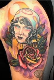 Ragazzo di scuola del modello del tatuaggio del fiore e della ragazza con l'immagine del tatuaggio della ragazza e delle armi